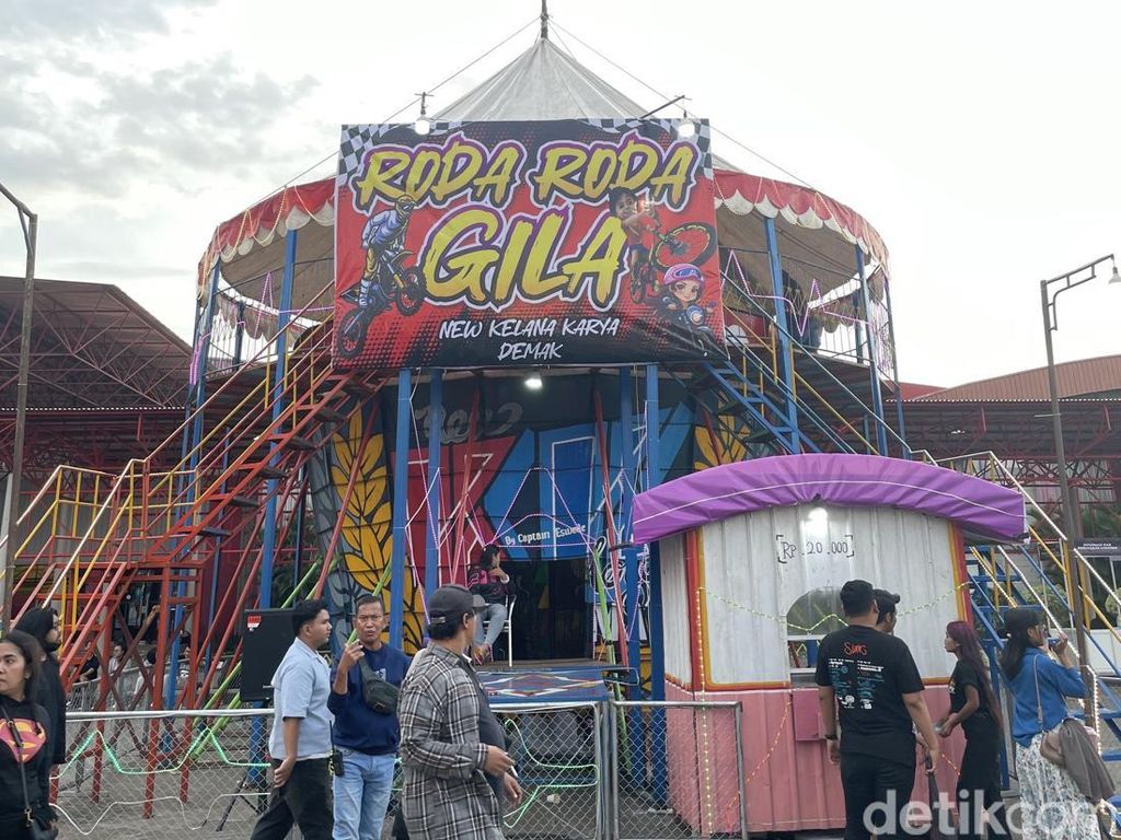 Video: Slank Buka Konser Pasar Malam Empat Satoe dengan Naik Vespa
